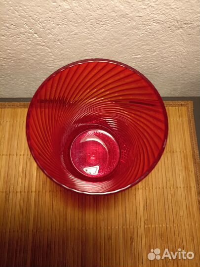 Ваза из красного стекла