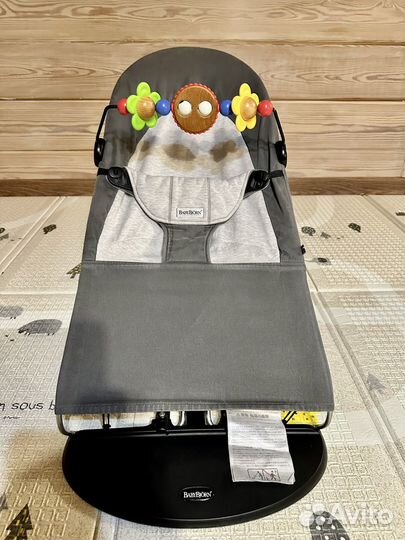 Шезлонг babybjorn с игрушкой