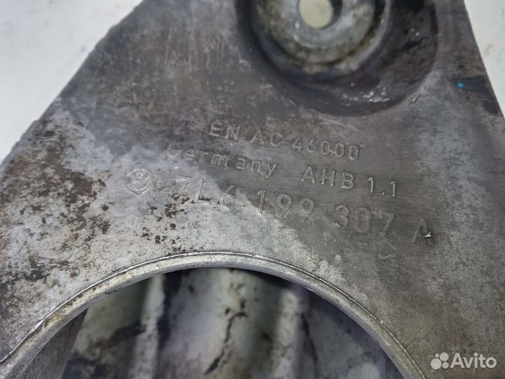 Кронштейн опоры двигателя левый Ауди Q7 Touareg 7L