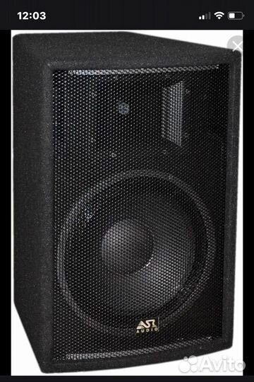 Диджей с аппаратурой