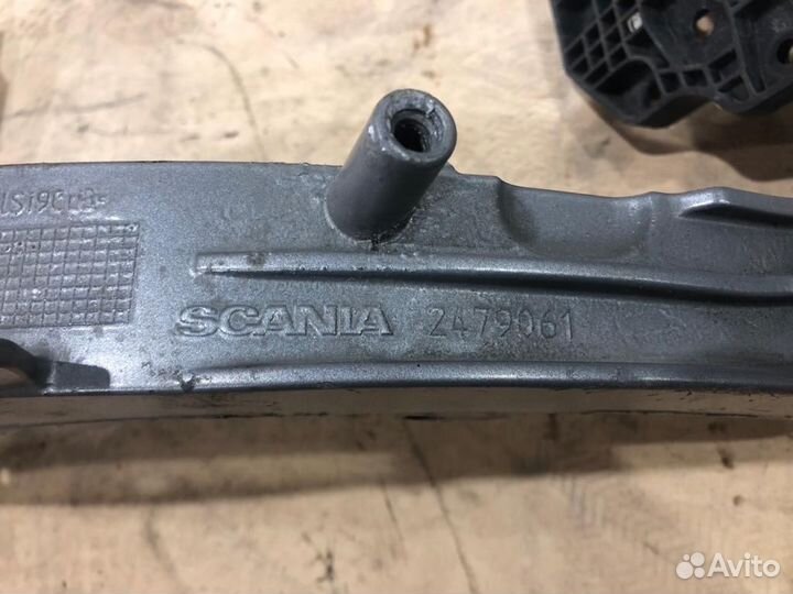2479061 Кронштейн фары прав. Scania 6