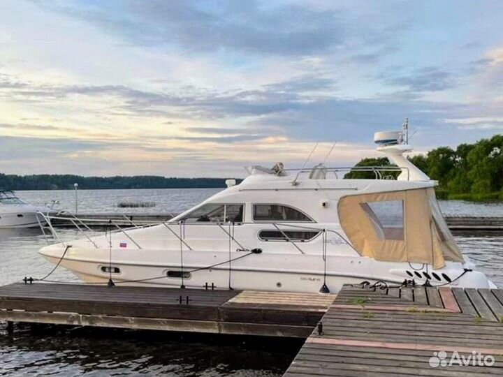 Моторная яхта Sealine 330 Flyer