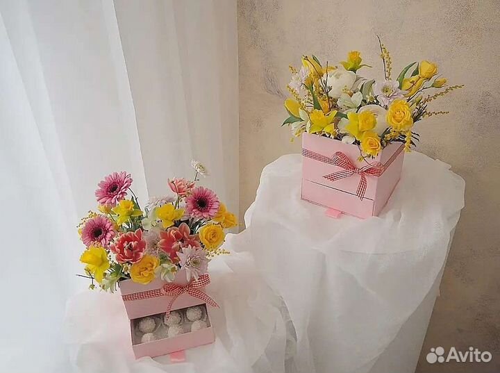Цветы в коробке со сладостями