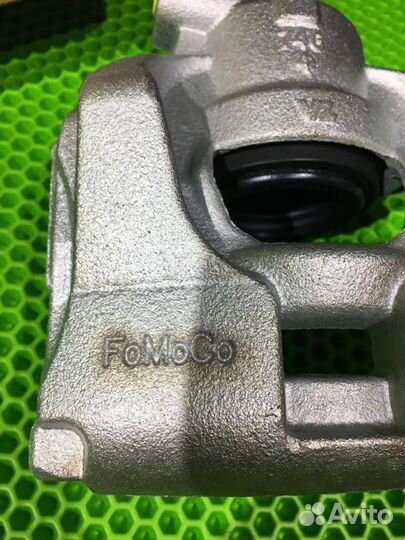 Суппорт перед прав Land Rover Freelander2 LR007200