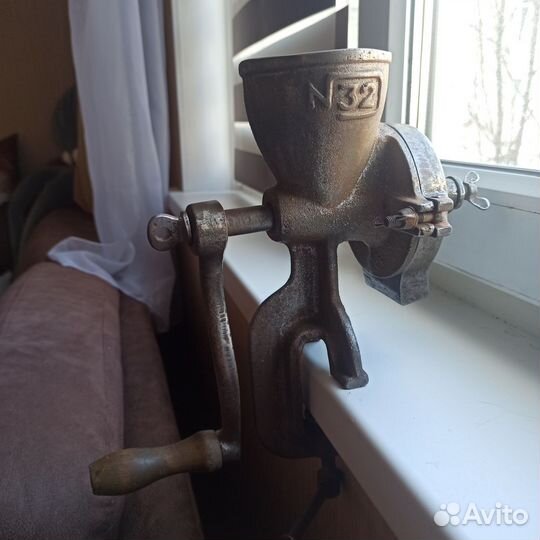 Ручная мельница старинная