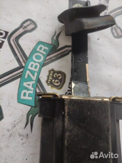 Ограничитель двери передний правый Mercedes W210