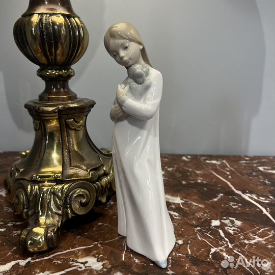 Статуэтка. Девочка с щенком с8