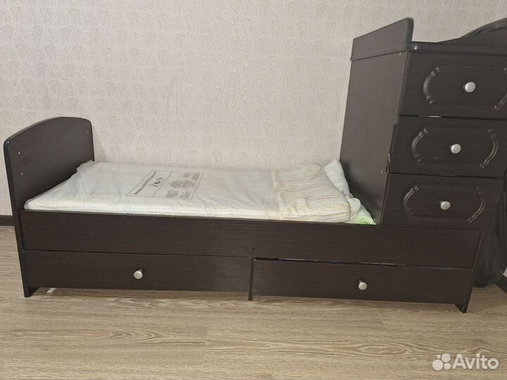 Детская кроватка с маятником и ящиком