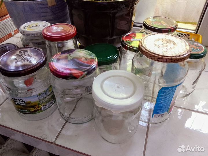 Банки с крышками разные