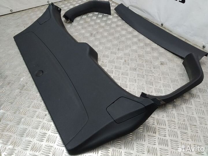 Обшивка двери багажника Mitsubishi Outlander II ре