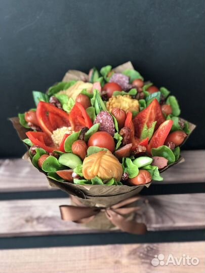 Мужской съедобный букет из колбасы, сыра, овощей