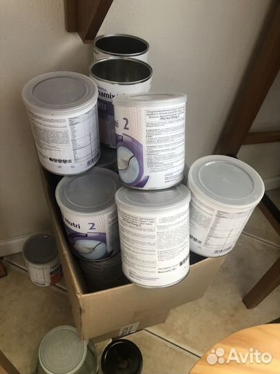 Пустые банки из под детского питания