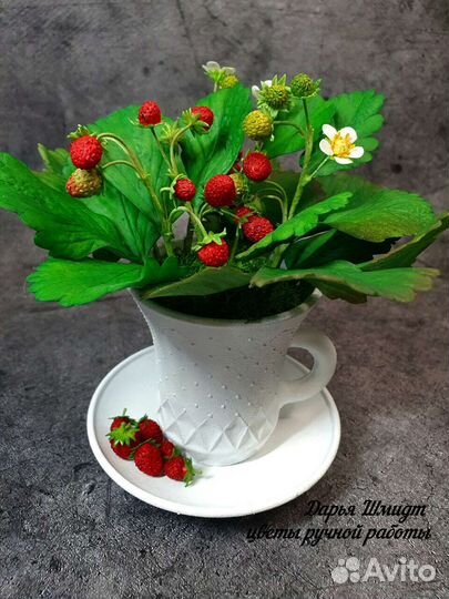 Земляника из холодного фарфора