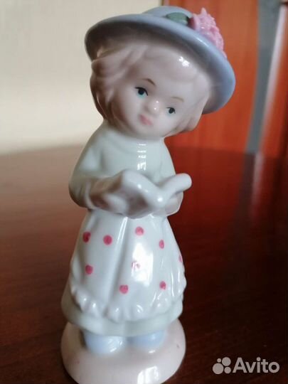 Статуэтка фарфоровая 