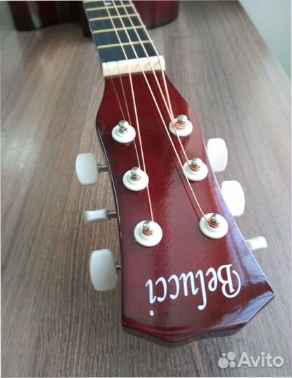 Акустическая гитара с узким грифом