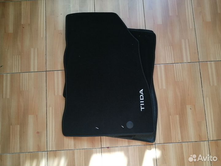 Новый оригинальный комплект ковриков Nissan Tiida