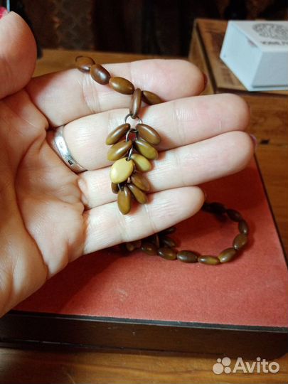 Ожерелье из кизила