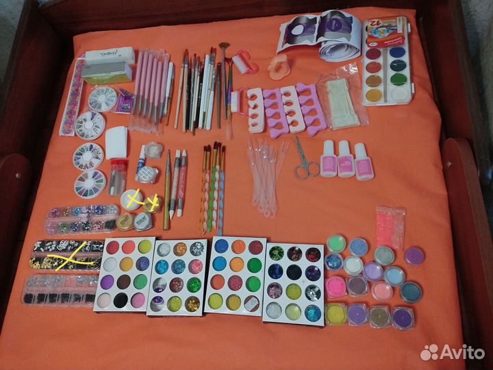 Для маникюра(гель-лаки,стразы,стемпинг,втирки)