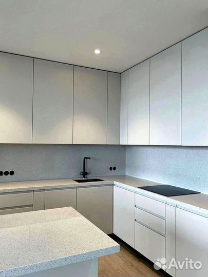 Кухонный гарнитур угловой в потолок и с островом