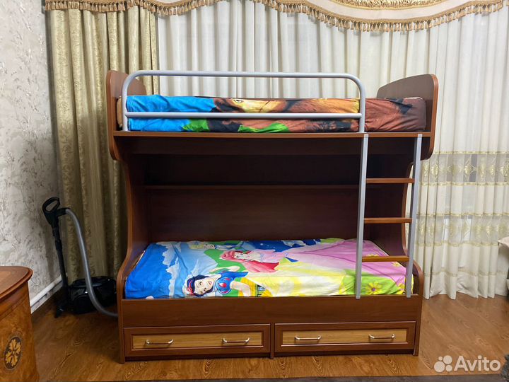 Кровать двухьярусная