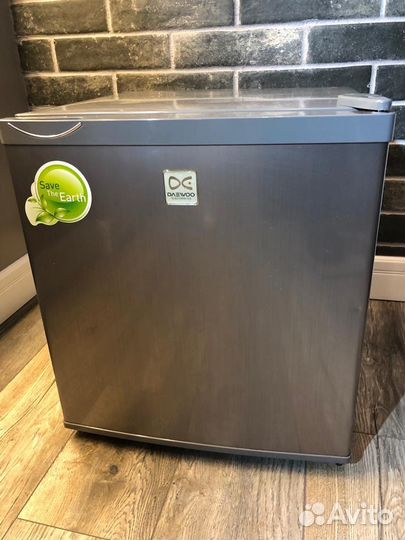 Минихолодильник с морозилкой Daewoo fr-062a ix
