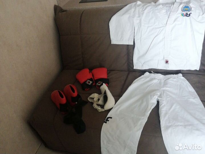 Кимоно для тхэквондо в комплекте с защитой