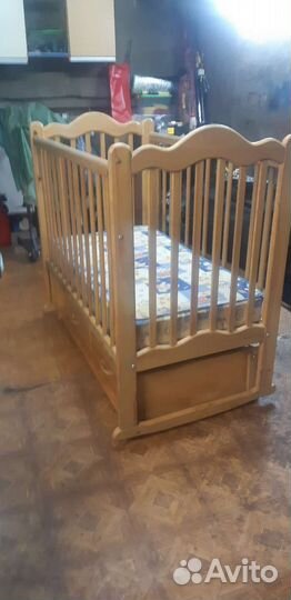 Детская кроватка с маятником и ящиком