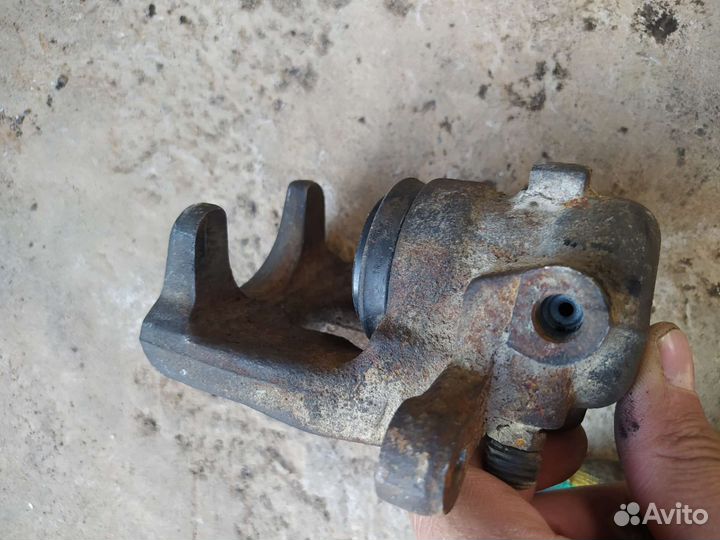 Суппорт задний левый Land Rover Freelander 2