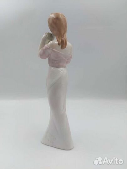 Статуэтка фарфоровая Дама с кошкой