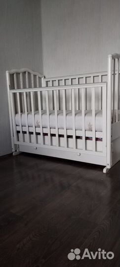 Детская кроватка с маятником