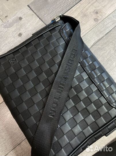 Сумка Louis Vuitton через плечо с логотипом