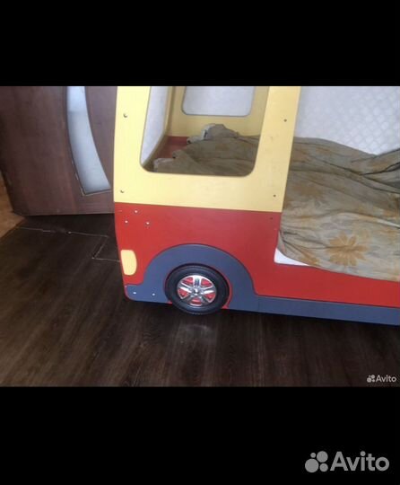 Двухъярусная кровать машина