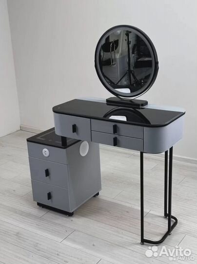 Туалетный столик. Столик с зеркалом и подсветкой