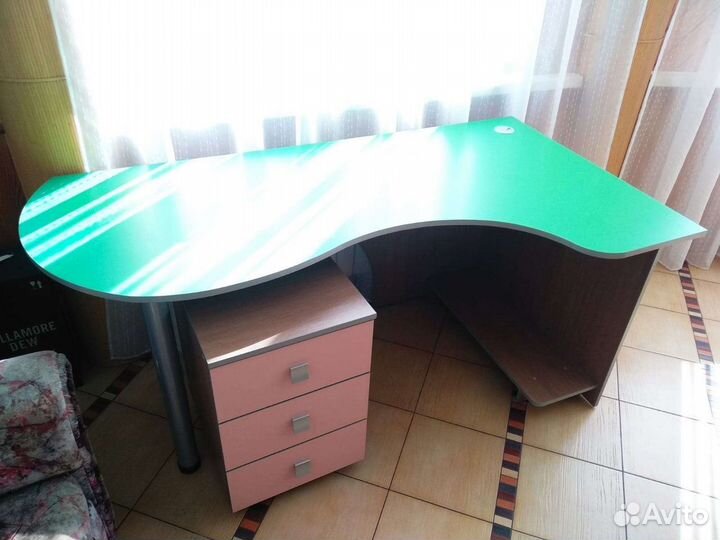 Письменный стол с выкатной тумбой