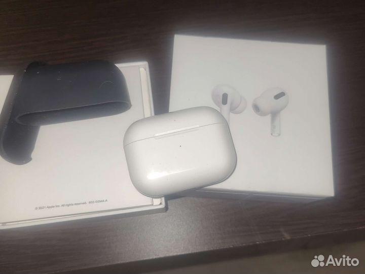 Зарядный бокс для наушников Apple AirPods