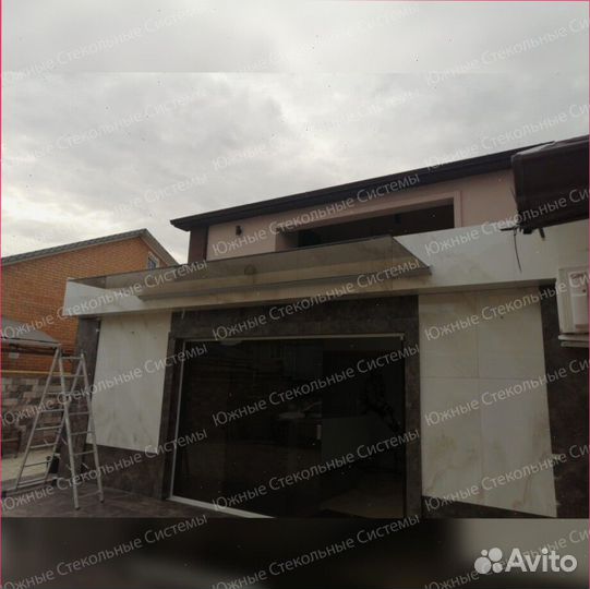 Стеклянный козырек над крыльцом