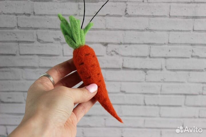 Морковь. Подвеска из натуральной шерсти