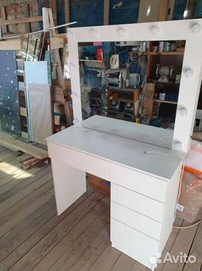 Гримерное зеркало с подсветкой