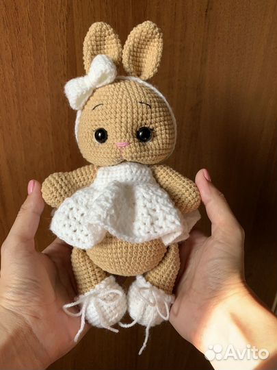 Вязаная игрушка зайчик