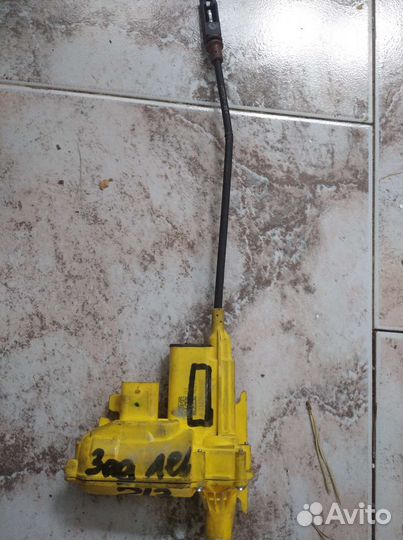 Замок задней левой двери Мерседес 213