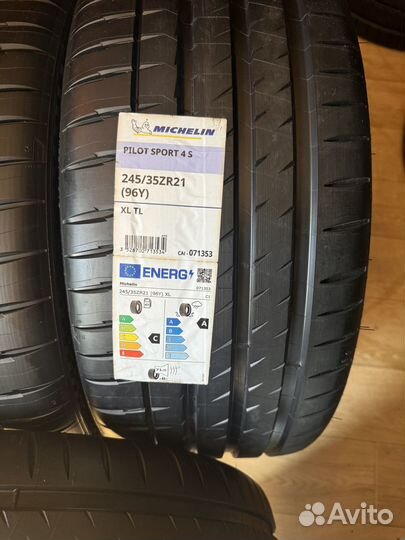 Michelin Pilot Sport 4 S 275/30 R21 и 245/35 R21 98Y