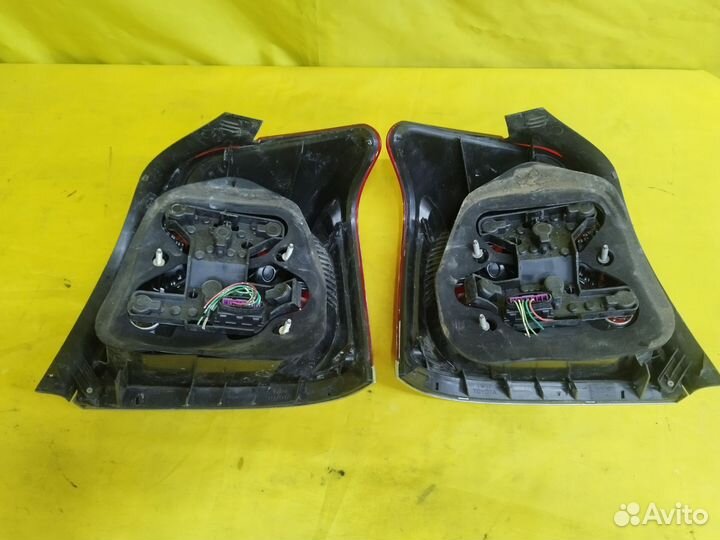 Задние фонари Toyota Avensis T250