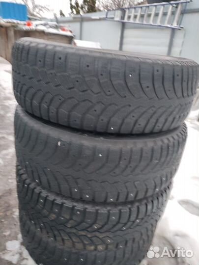 Bridgestone Blizzak Spike-01 255/70 R16