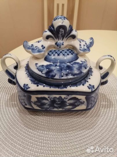 Ваза Гжель, с крышкой и ручками