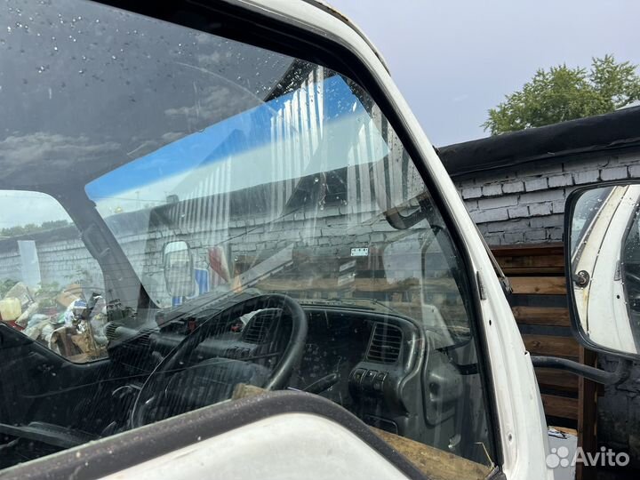 Isuzu ELF шасси /автовышка