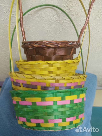 Четыре плетённые корзины для оформления подарков