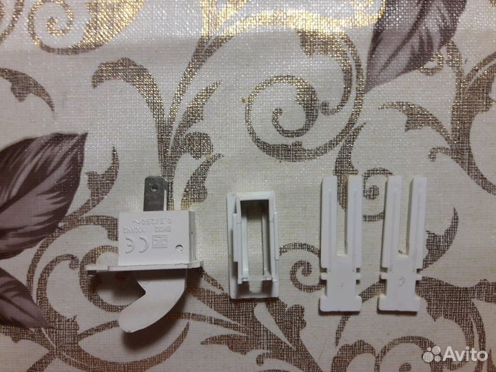 Кнопка включения света в холодильнике