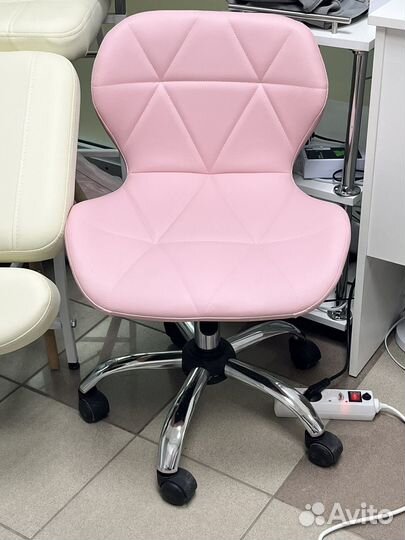 Стул, ресепшн, полки