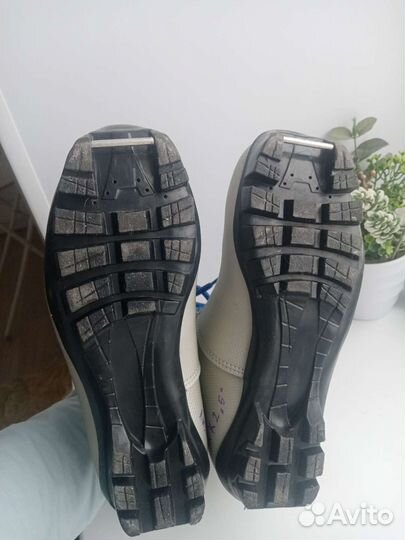 Лыжные ботинки р 35. NNN