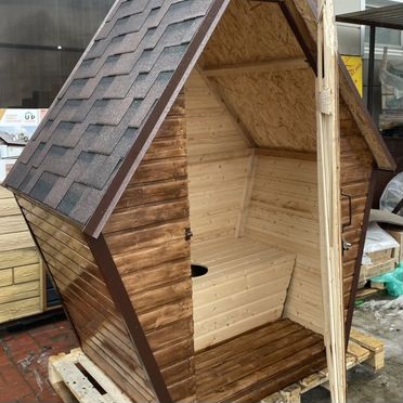 Дачный деревянный туалет